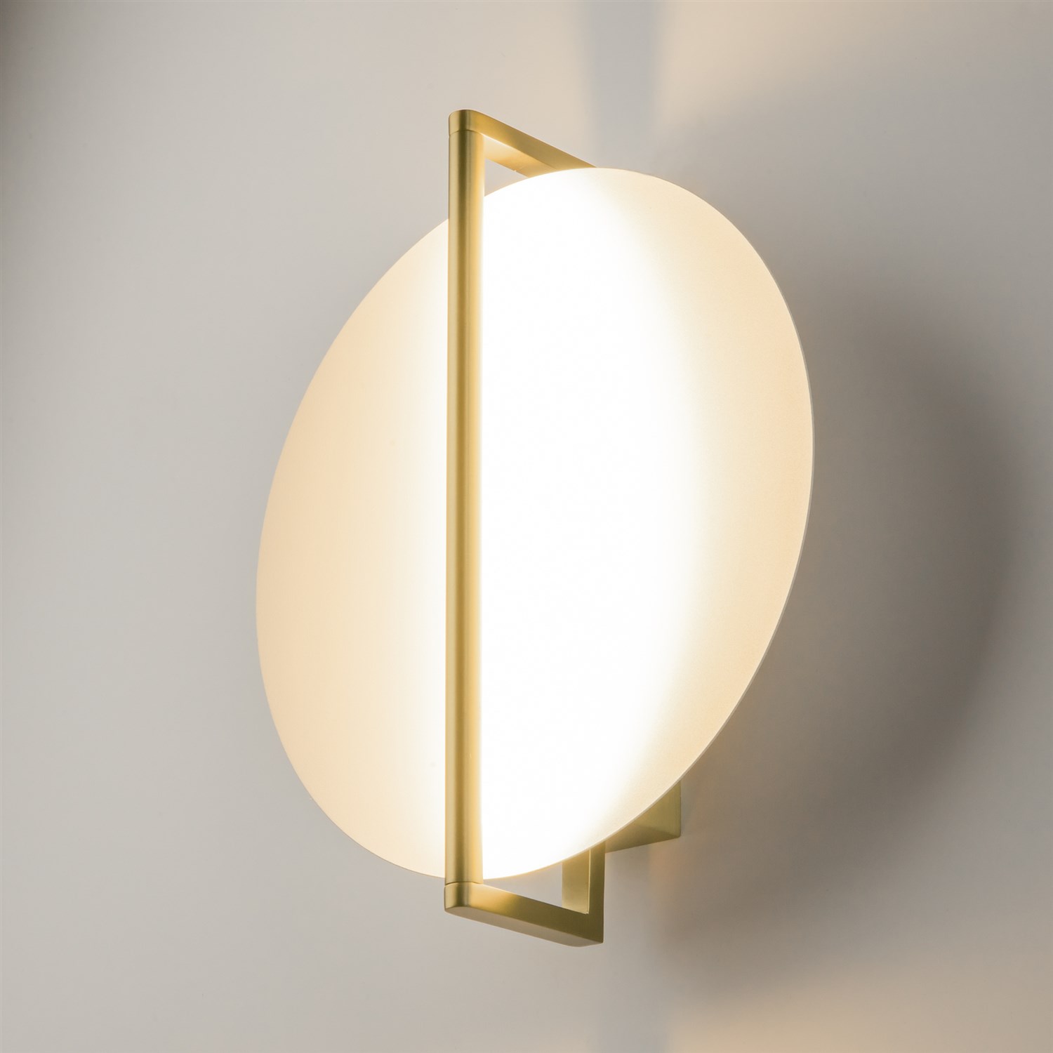 Maytoni Modern Mira Настенный светильник (бра) цвет: золото MOD279WL-L14G3K