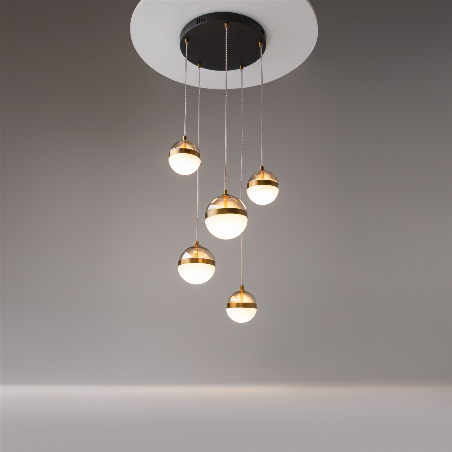 Maytoni Modern Area Подвесной светильник цвет: черный и латунь MOD295PL-L60BBS3K
