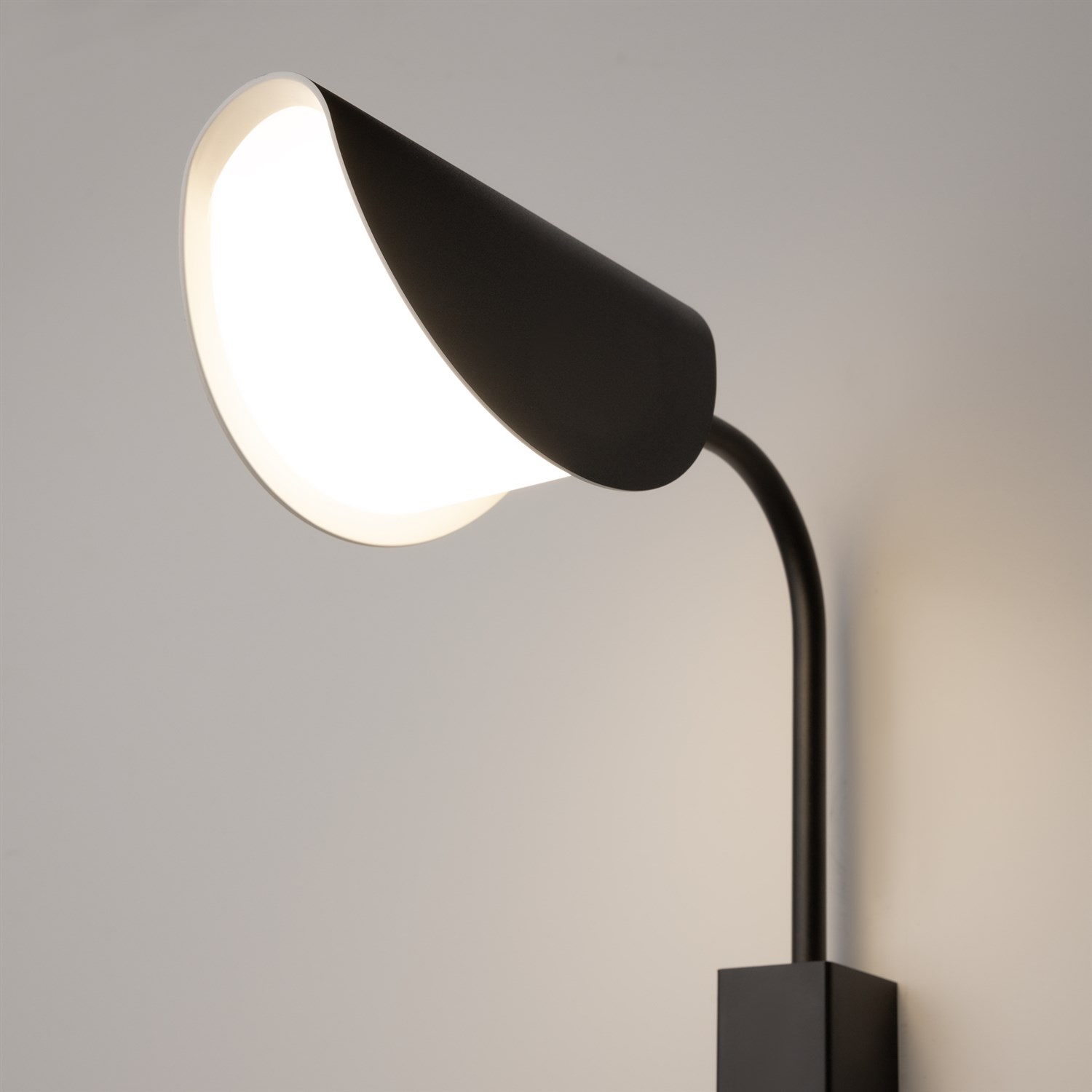 Maytoni Modern Mollis Настенный светильник (бра) цвет: черный MOD126WL-01B
