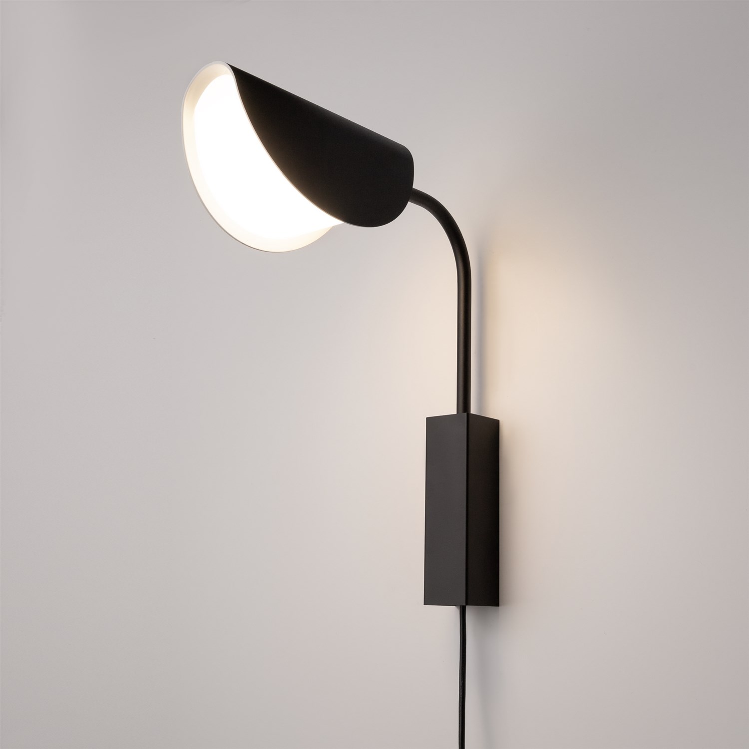 Maytoni Modern Mollis Настенный светильник (бра) цвет: черный MOD126WL-01B